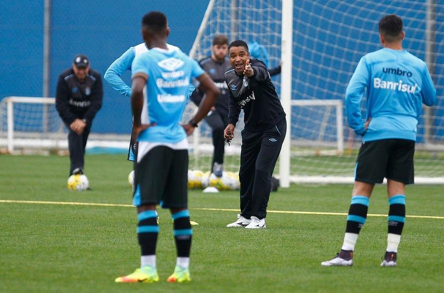 Gr&ecirc;mio tenta melhorar desempenho fora de casa na base da conversa