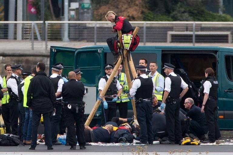 Grupo de combate ao racismo invade pista de aeroporto de Londres 
