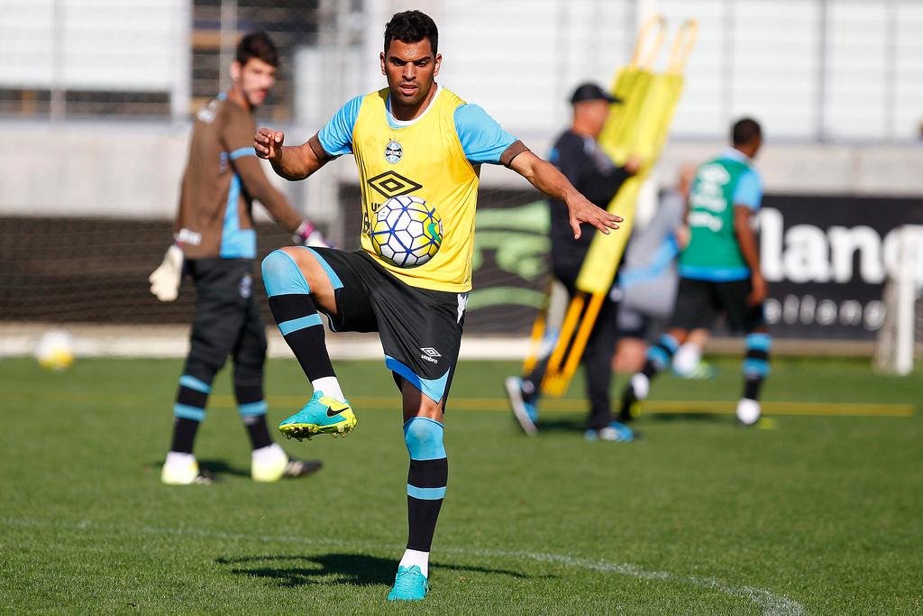 Maicon passar&aacute; por avalia&ccedil;&atilde;o para saber se ter&aacute; condi&ccedil;&otilde;es de enfrentar o Coritiba