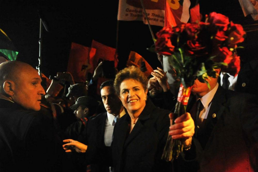 Ex-presidente recebeu buqu&ecirc; de rosas antes de seguir para a zona Sul de Porto Alegre