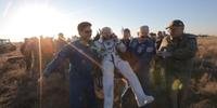 Astronautas a bordo de uma capsula Soyuz pousaram com perfeição no Cazaquistão