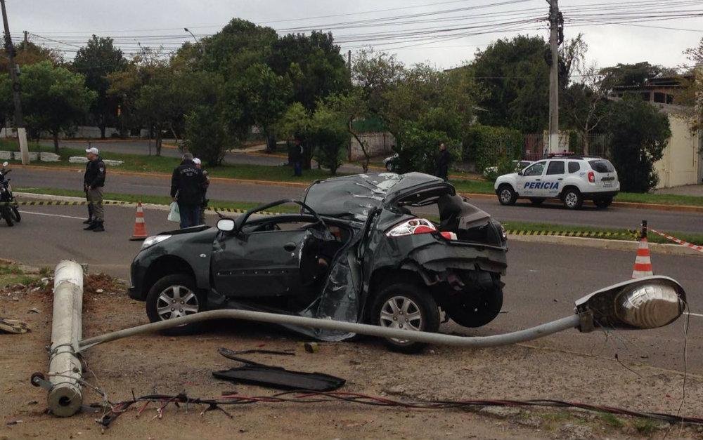 Duas pessoas morrem em colis&atilde;o de carro contra poste em Gravata&iacute;