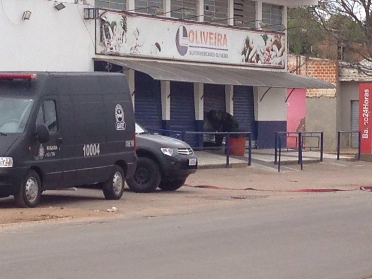 Criminosos tentam arrombar terminal em supermercado, mas explosivos falham