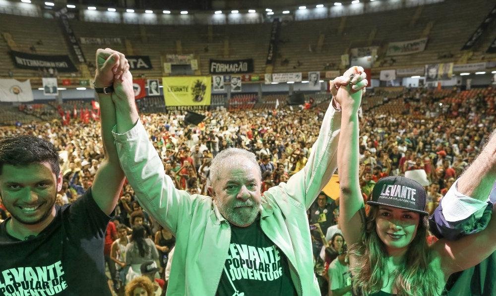 Lula criticou os cortes no Bolsa Fam&iacute;lia em evento da juventude em Minas Gerais