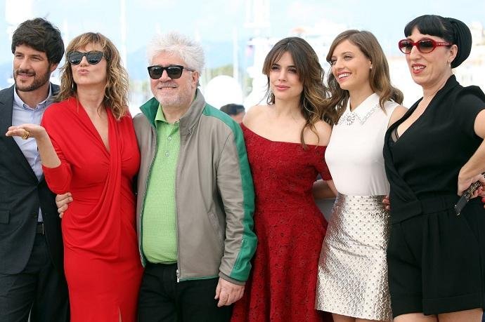 Almod&oacute;var posa ao lado do elenco de "Julieta"