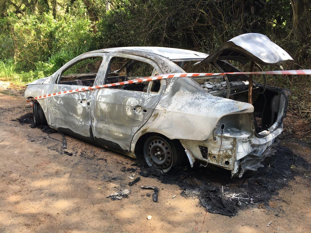 Corpo &eacute; encontrado em carro queimado na zona Sul de Porto Alegre