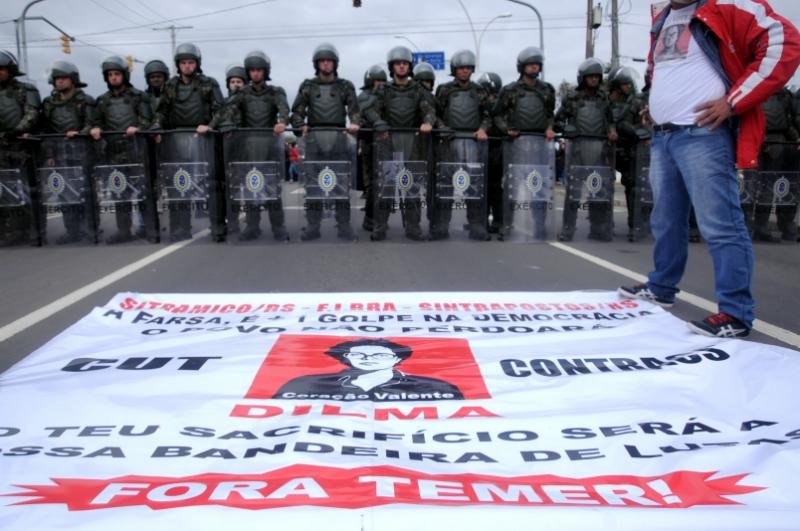 Protesto contra Temer ocorre junto com desfile em Porto Alegre