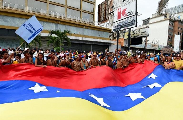 Disputa sobre referendo contra Maduro levou opositores e chavistas &agrave;s ruas 
