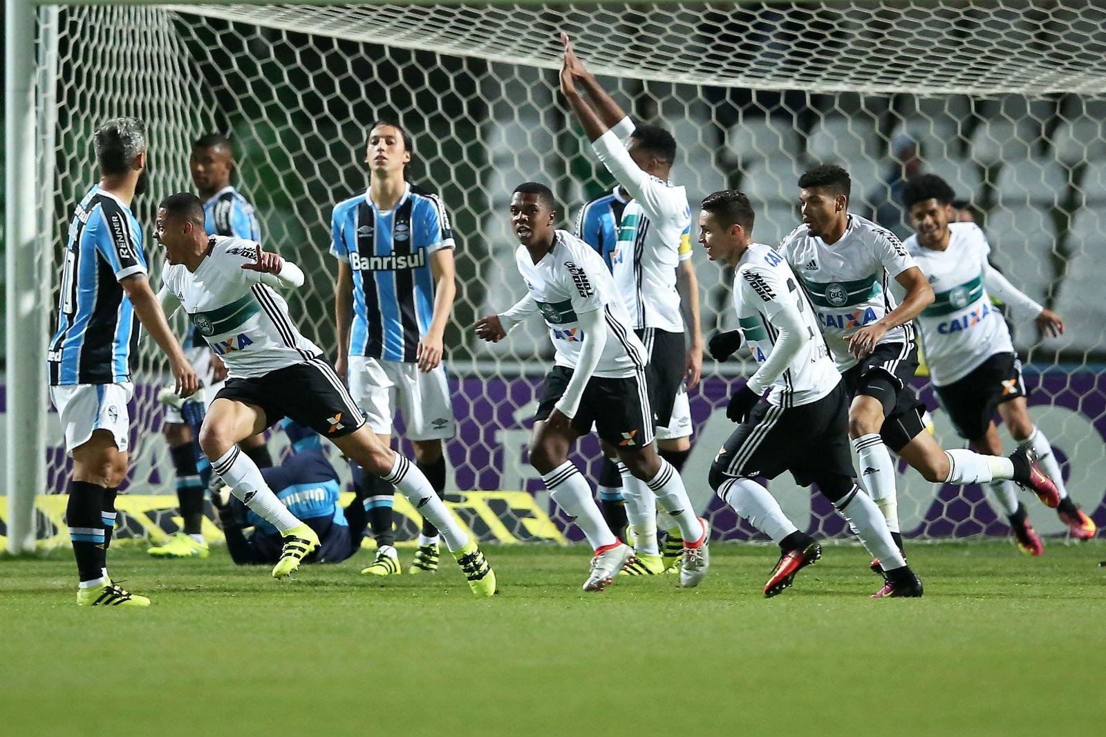 Gr&ecirc;mio foi goleado pelo Coritiba  no Couto Pereira