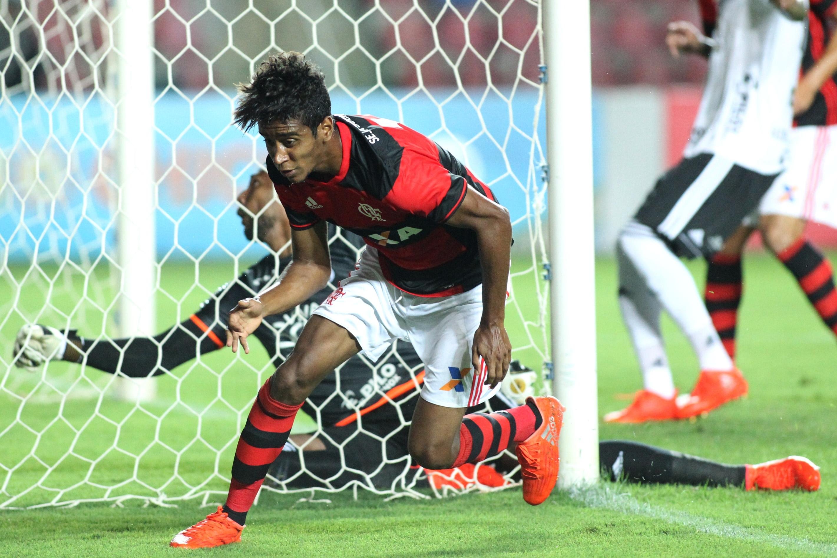 Flamengo ganhou da Ponte Preta por 2 a 1 em Cariacica