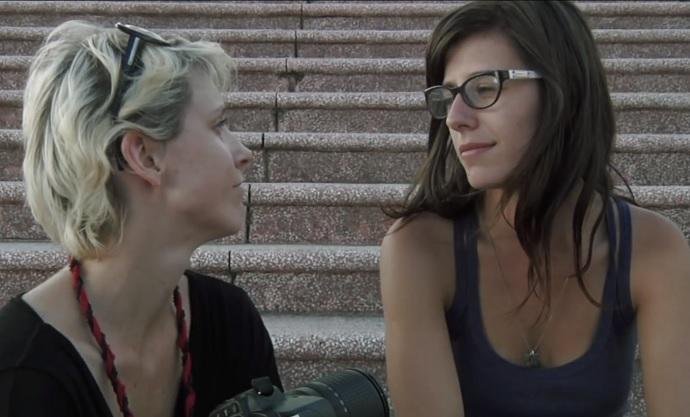 Carina Dias e Miri&atilde; Possani d&atilde;o vida ao casal Adri e Mona no longa