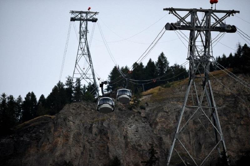 Turistas s&atilde;o resgatados ap&oacute;s passarem a noite presos em telef&eacute;rico na Fran&ccedil;a