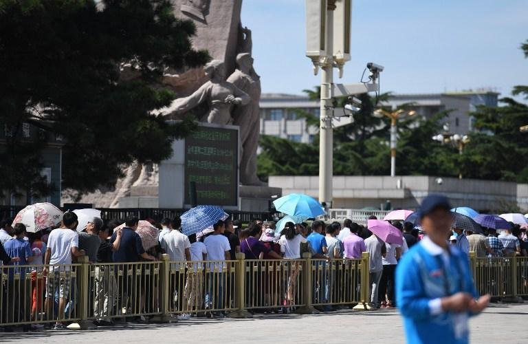 Multid&atilde;o se reuniu diante da est&aacute;tua mausol&eacute;u na Pra&ccedil;a Tiananmen