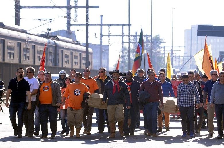 Em protesto, rodovi&aacute;rios percorreram ruas de Porto Alegre
