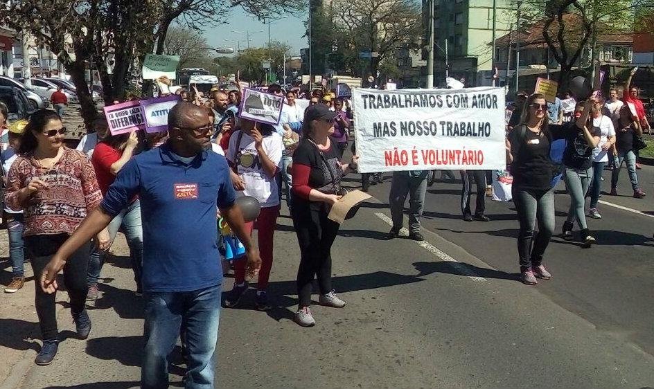 Servidores fizeram caminhada e fecharam acesso a Porto Alegre