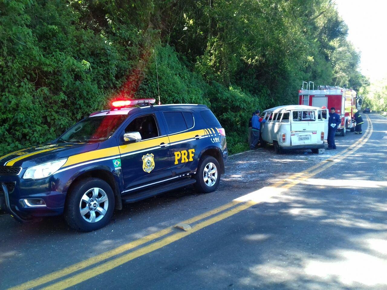 Kombi capota e deixa mais de 15 feridos na BR 116, em Campestre da Serra