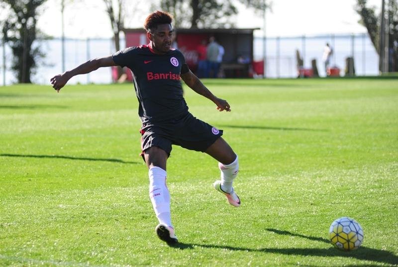 Vitinho participou de treino com bola no CT Parque Gigante