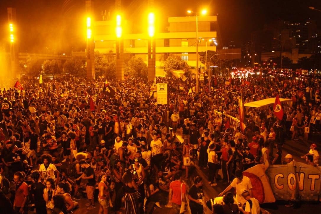 Professores e Levante Popular da Juventude refor&ccedil;aram ato que, segundo organizadores, reuniu 20 mil