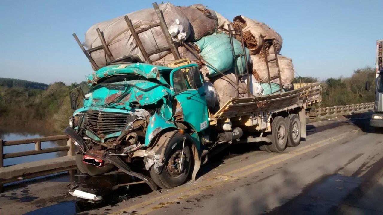 Acidente com dois caminh&otilde;es ocorreu no km 148 da BR 290