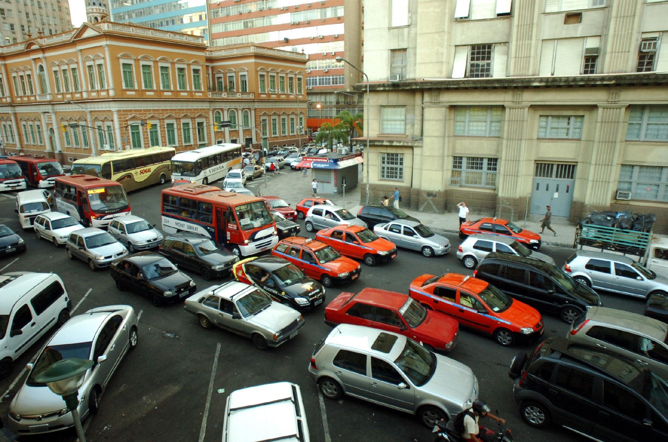 Ao mesmo tempo em que a frota de ve&iacute;culos aumenta por ano, h&aacute; diminui&ccedil;&atilde;o no n&uacute;mero de passageiros de &ocirc;nibus