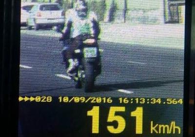 Motociclista &eacute; flagrado a 151 km/h na avenida Ipiranga, em Porto Alegre