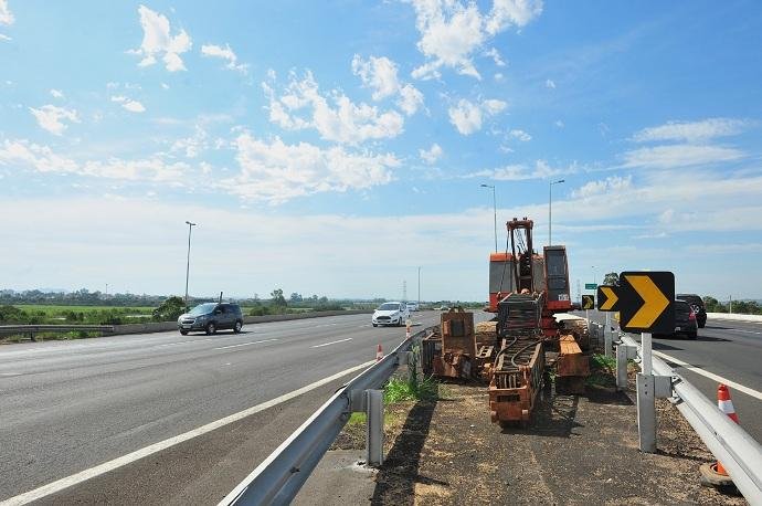 Canteiro central do viaduto da freeway dar&aacute; lugar a novas pistas 