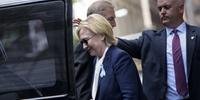 Hillary passa mal pelo calor e deixa cerimônia do 11/9 em Nova Iorque
