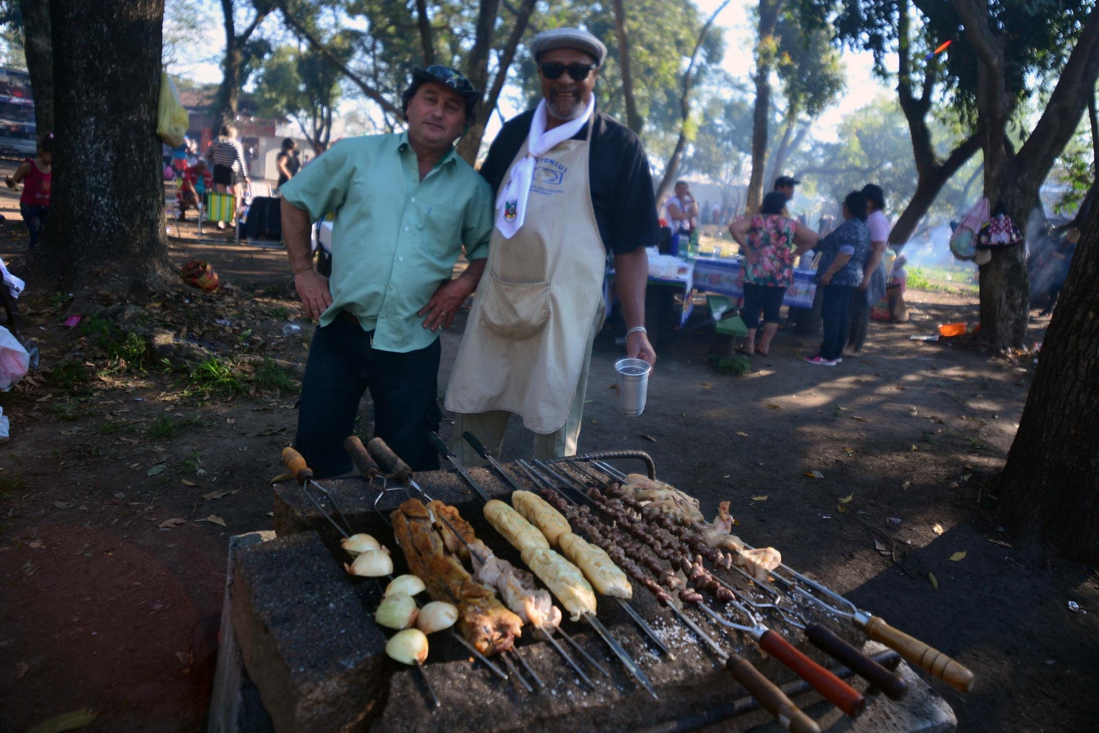 Churrasqueiras acesas, muita fuma&ccedil;a e cheiro de carne assada predominaram