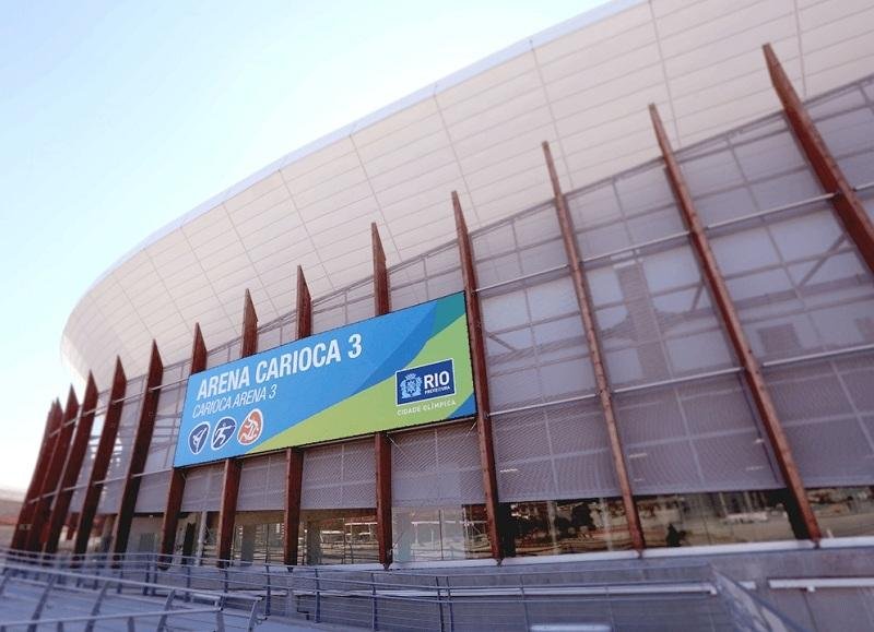 Bal&atilde;o aceso cai no teto da Arena Carioca 3 no Parque Ol&iacute;mpico