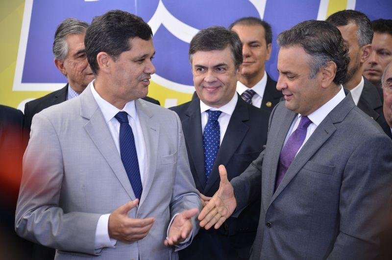 Proposta de autoria dos tucanos Ricardo Ferra&ccedil;o e A&eacute;cio Neves visa restringir quantidade de partidos pol&iacute;ticos