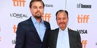 Leonardo DiCaprio ao lado do diretor Fisher Stevens no tapete vermelho do Tiff