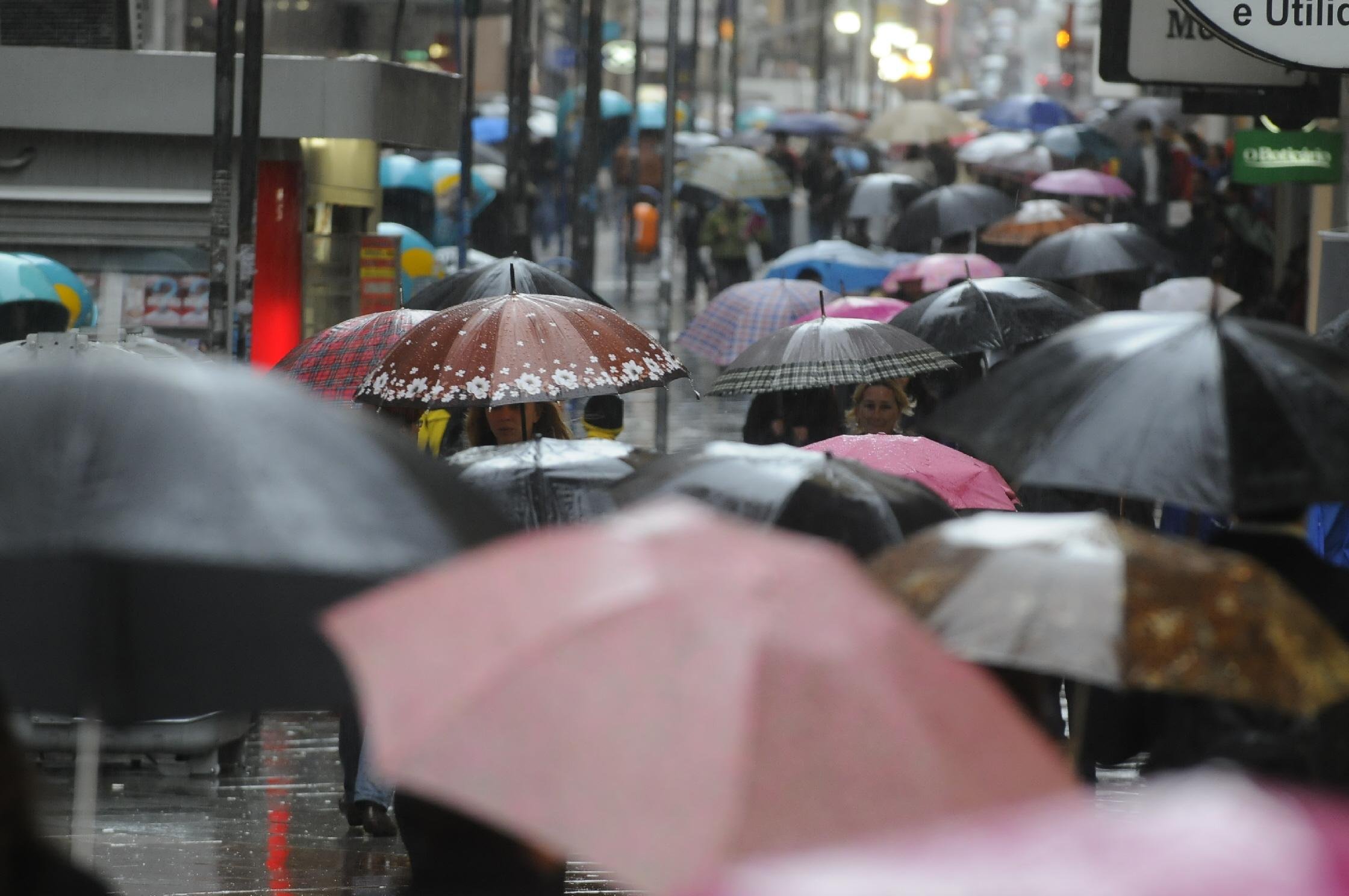 Ter&ccedil;a ter&aacute; chuva e vento forte no Estado