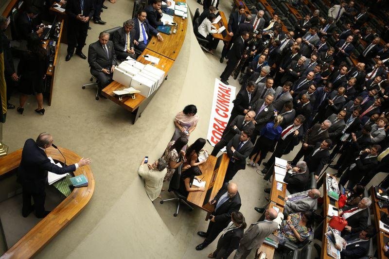 Deputados no plen&aacute;rio se preparam para decidir se cassam ou n&atilde;o mandato de Eduardo Cunha