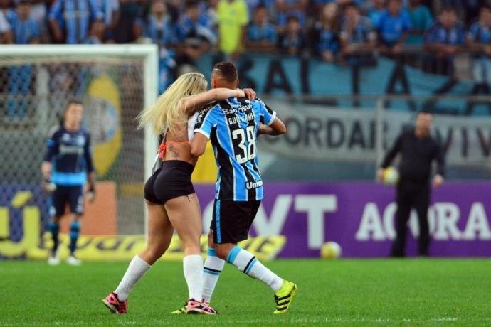Imagens podem elucidar invas&atilde;o a gramado da Arena
