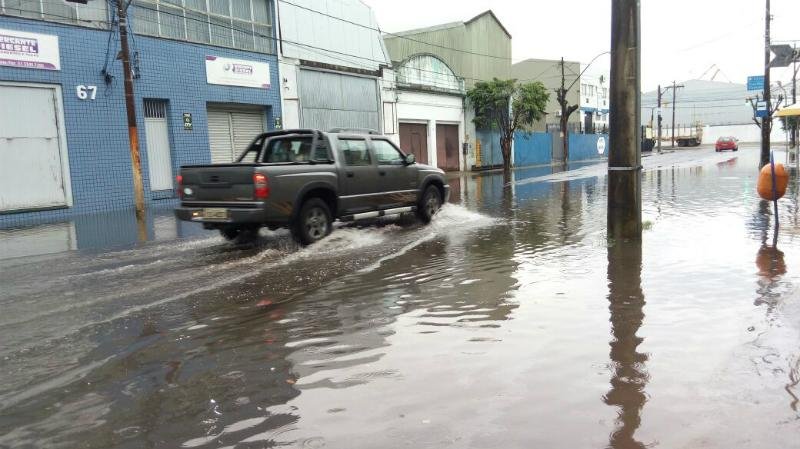 Avenida do Parque ficou alagada com a chuva desta ter&ccedil;a-feira