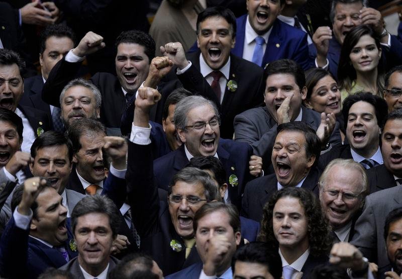 Deputados ficam surpresos com baixa vota&ccedil;&atilde;o favor&aacute;vel a Cunha