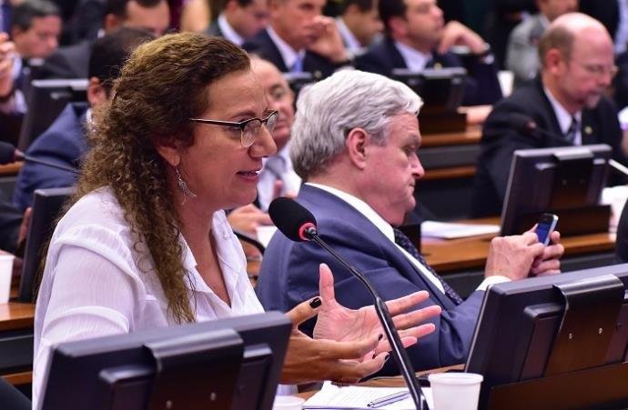 Oposi&ccedil;&atilde;o articula e tira projeto que altera partilha do pr&eacute;-sal da pauta