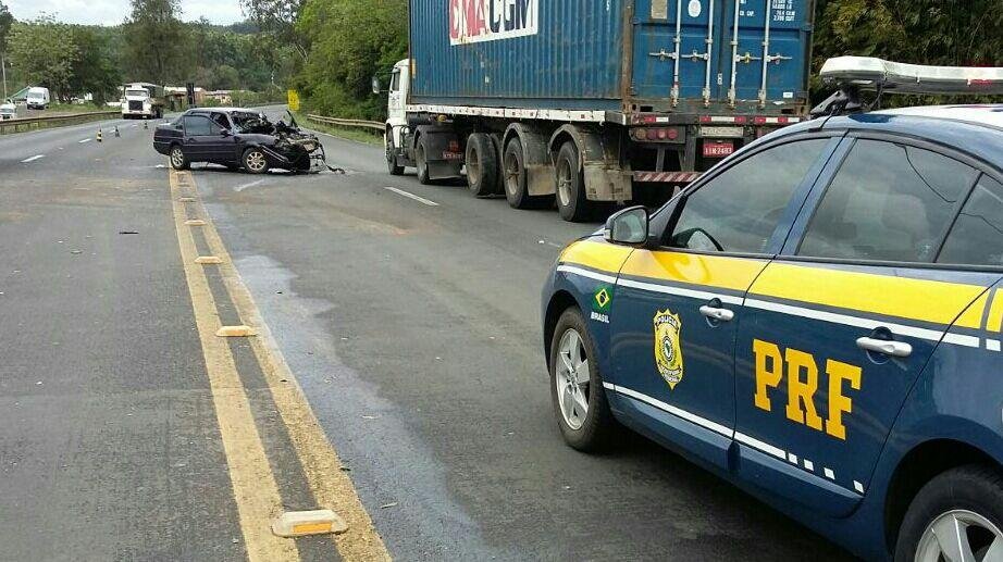 Colis&atilde;o entre carro e caminh&atilde;o mata idoso em Montenegro 