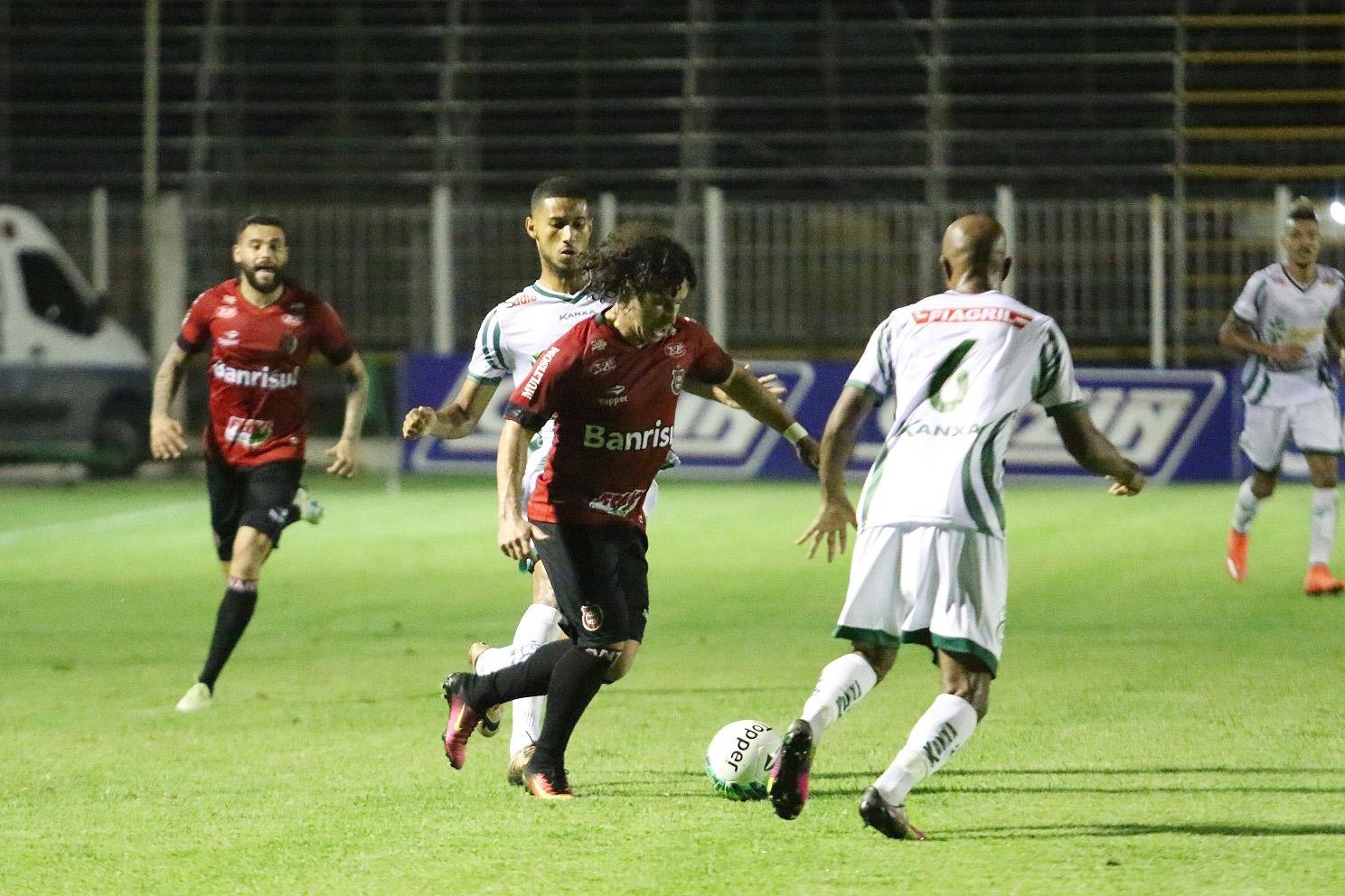 Time do Mato Grosso conseguiu definir 1 a 0 na segunda etapa de jogo sob forte marca&ccedil;&atilde;o