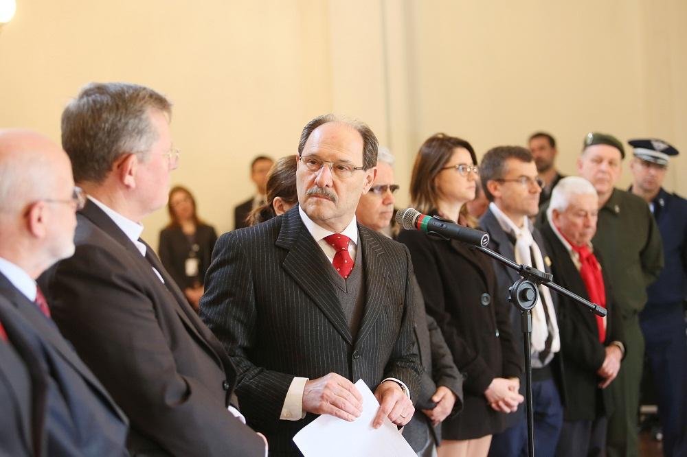 Governador Jos&eacute; Ivo Sartori recebeu a centelha da chama crioula nesta quarta-feira no Pal&aacute;cio Piratini