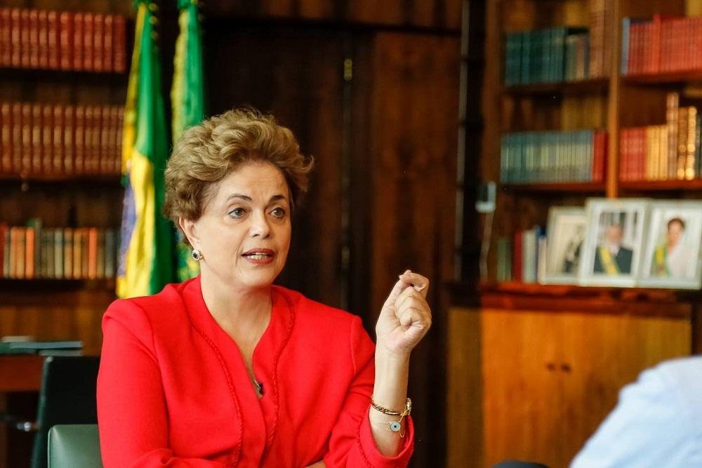 Dilma diz que democracia mais uma vez foi ferida