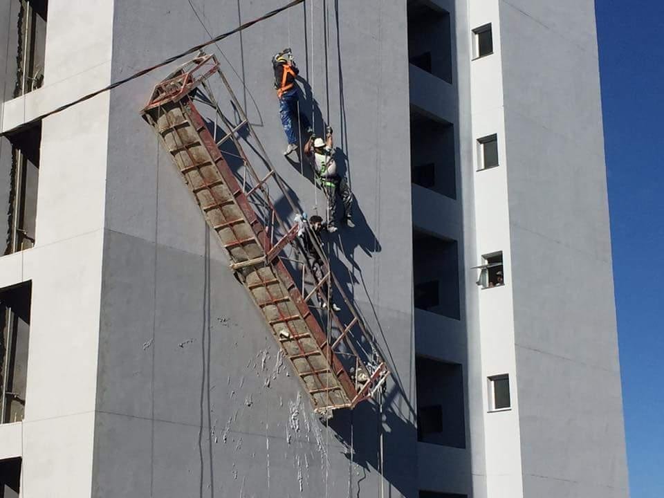 Tr&ecirc;s homens ficam pendurados em obra ap&oacute;s queda de andaime em Erechim 