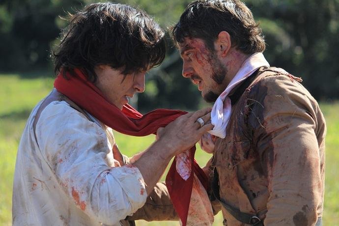 Andr&eacute; Arteche e Rafael Cardoso em cena de "Senhores da Guerra"