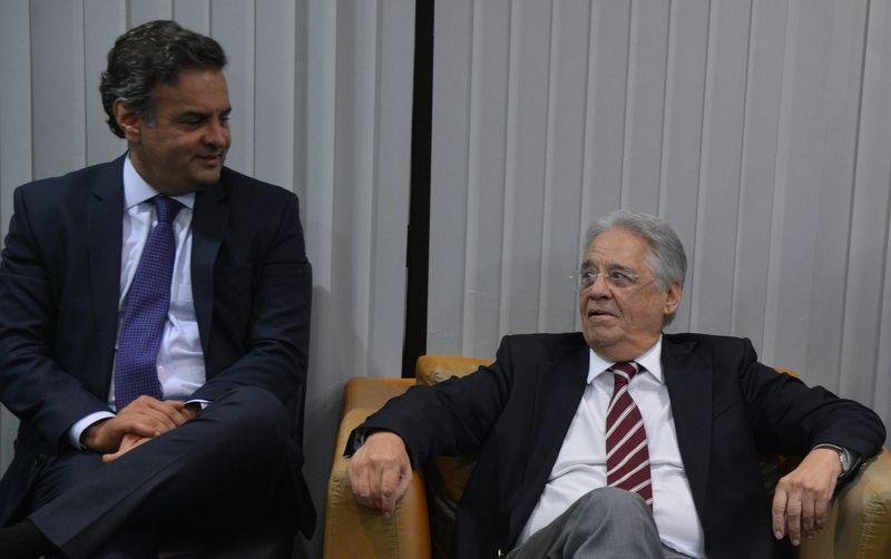Fernando Henrique Cardoso e o senador A&eacute;cio Neves comentaram coletiva do ex-presidente