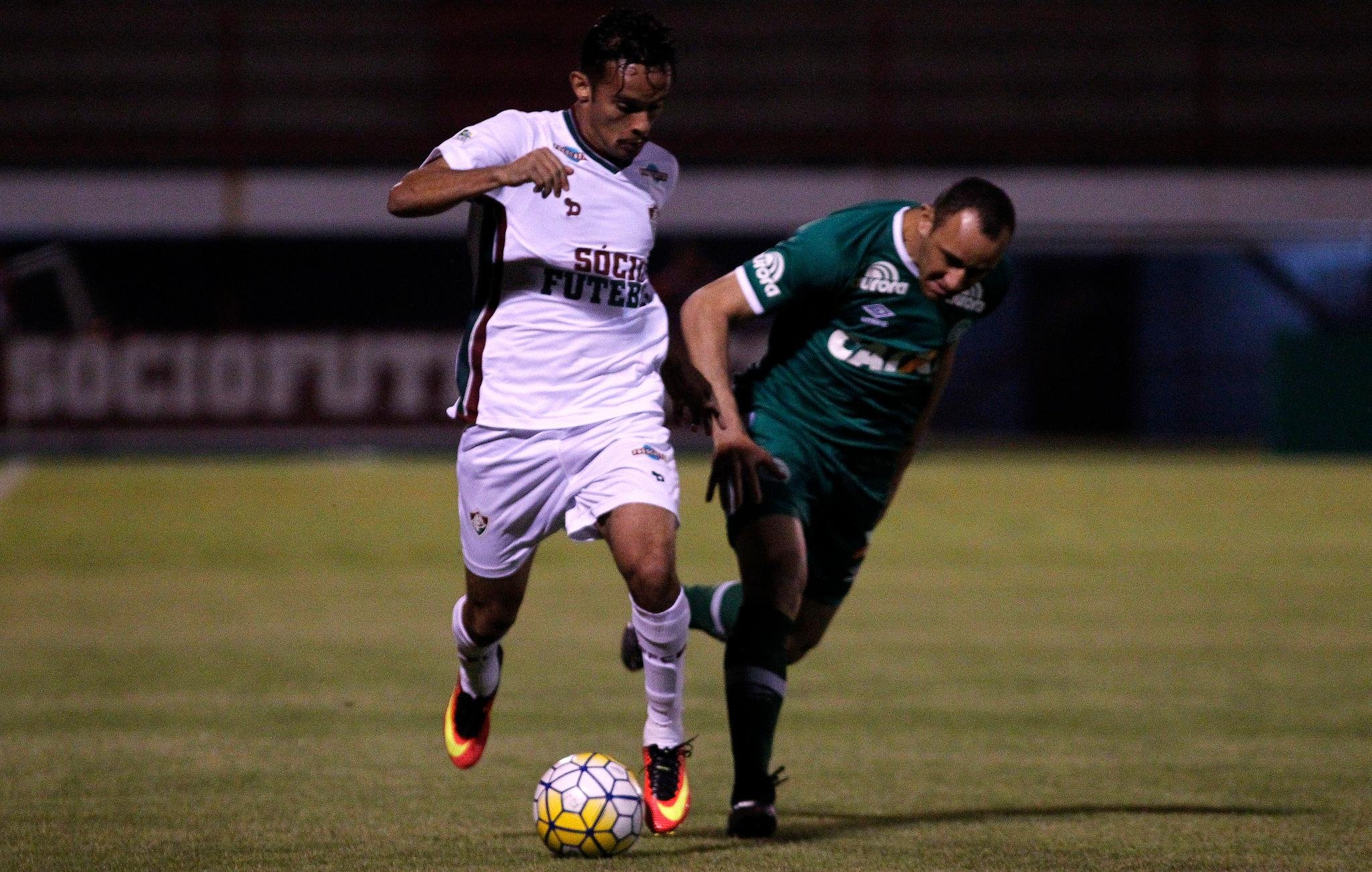 Com gol aos 43 do segundo tempo, catarinenses ficaram com 37 pontos
