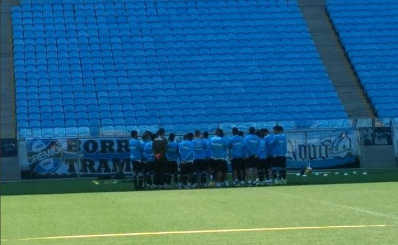 Romildo conversa e gesticula bastante com os jogadores na Arena