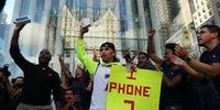 Novo iPhone gera filas e esgota rapidamente nos Estados Unidos