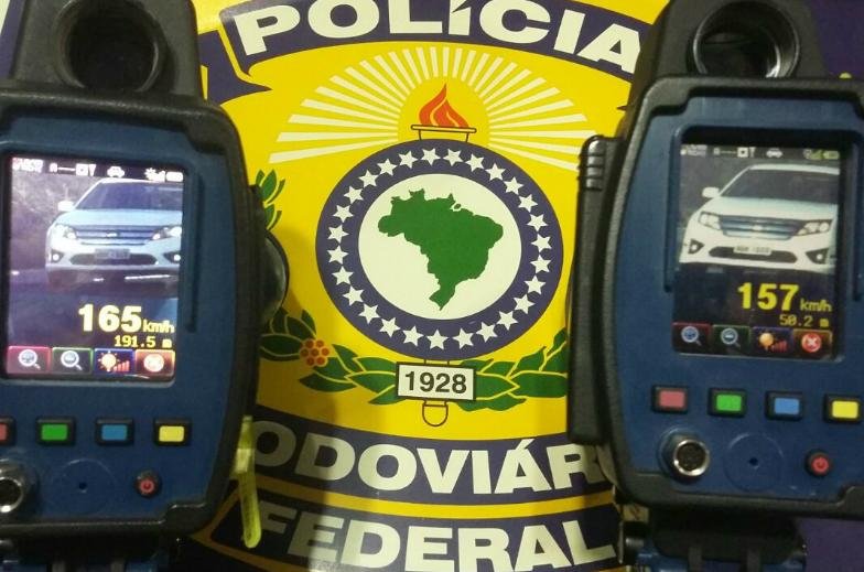 Dois ve&iacute;culos s&atilde;o flagrados acima de 150 km/h na freeway