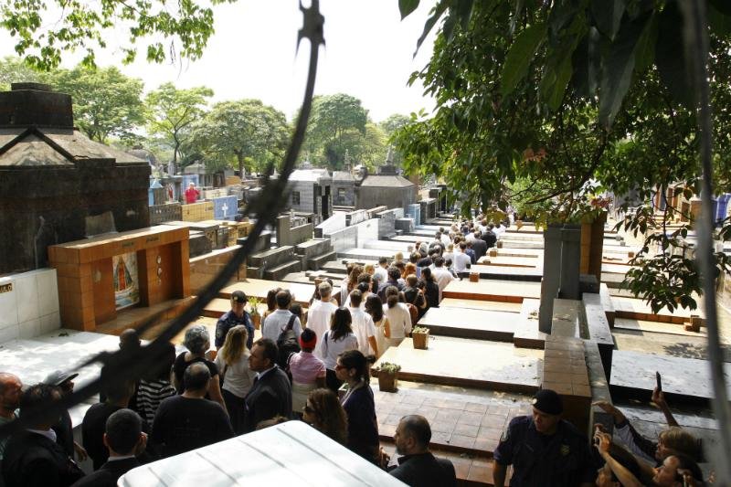 Sob salva de palmas, Domingos Montagner &eacute; sepultado em S&atilde;o Paulo 