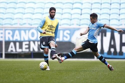 So comando de James Freitas, Gr&ecirc;mio faz treino fechado